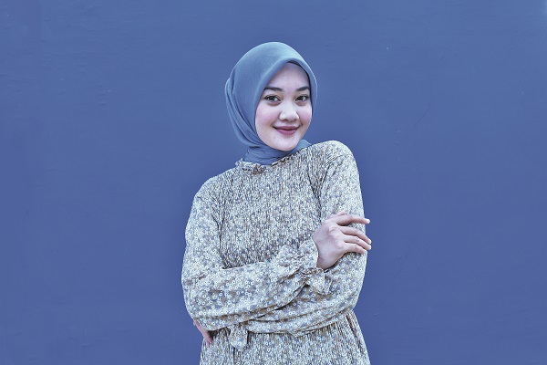 MEMESONA: Ajeng Luki Novalia mengenakan model busana religi. Kini gadis ini juga fokus kuliah di Universitas Muhammadiyah (Unmuh) Jember, Jumat (19/5).