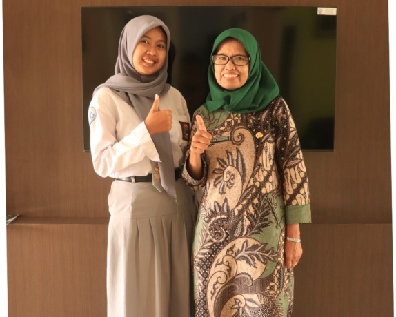 MEMBANGGAKAN: Desty Putri Maghfiro foto bersama Anik Sudiartini SPd MPd, Kepala SMKN 3 Bondowoso. (SMKN 3 Bondowoso untuk Radar Ijen)