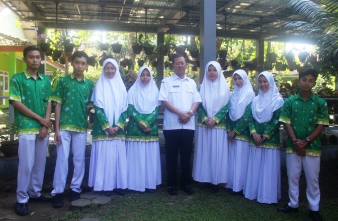 BERPRESTASI: Kepala SMAN 2 Bondowoso Drs Jarimin MPd, foto bersama dengan sembilan siswa yang lolos KSN tingkat Provinsi Jatim. (SMADA untuk Radar Ijen)