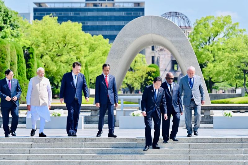 Caption foto :  Presiden Joko Widodo (tengah) bersama pemimpin negara lain saat berkunjung ke Hiroshima Peace Memorial Park di Hiroshima, Jepang, Minggu (21/5/2023).