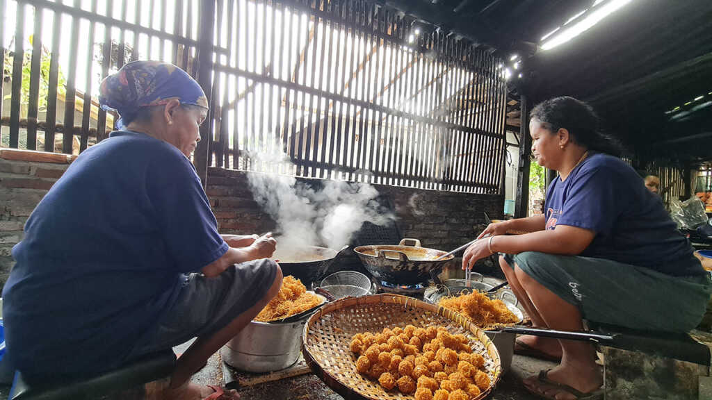 Para pekerja tampak menggoreng grubi. Setiap Ramadan hingga Lebaran, pesanan grubi selalu meningkat dan mencapai 100 persen.