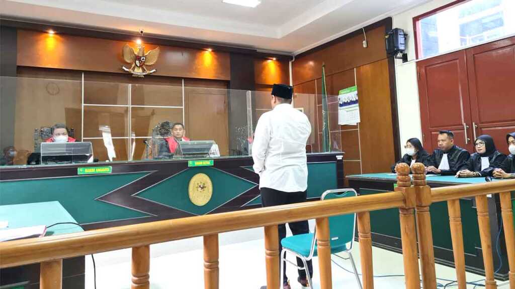 Dhio didampingi empat penasihat hukumnya saat sidang pembacaan nota pembelaan (pledoi) di ruang sidang utama PN Mungkid Kelas IB, Kamis (25/5).