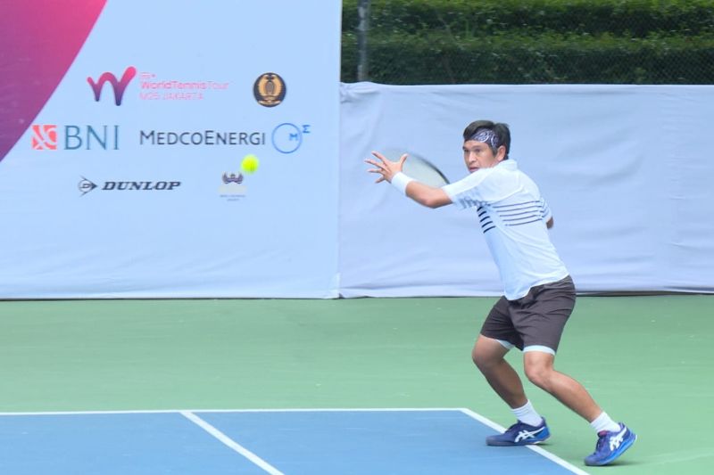 Petenis putra Indonesia Christhoper Rungkat beraksi dalam babak pertama turnamen BNI-MedcoEnergi International Tennis M25K Seri III di lapangan tenis hotel Sultan, Jakarta, Rabu (26/4/2023).