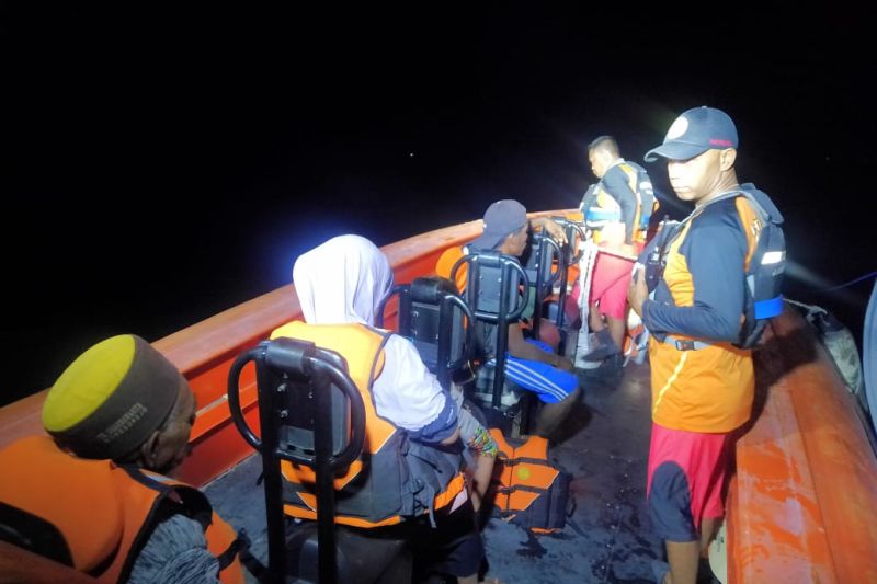 Tim SAR Kantor Basarnas Maumere melakukan evakuasi terhadap lima nelayan menuju Maumere Kabupaten Sikka Provinsi Nusa Tenggara Timur, Minggu (30/4) malam.