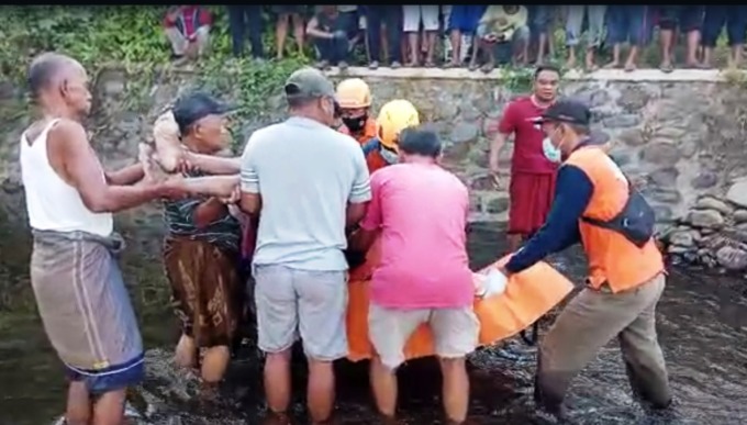 EVAKUASI: Warga mengangkat jenazah korban bersama petugas polsek, puskesmas dan Basarnas Jember dari aliran Sungai Jompo, Kelurahan Slawu, Patrang, Jumat (26/5). (FOTO: Tangkapan Layar Video Amatir Warga)