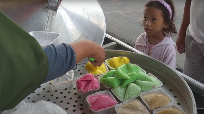 Rasa kue apang ini memang gurih, manis serta lembut  dijamin bikin perut kenyang.