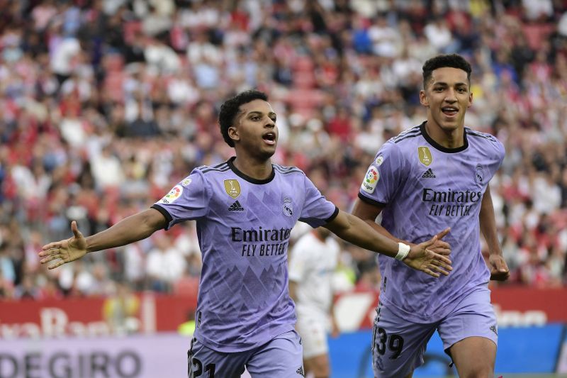 Selebrasi Rodrygo (kiri) setelah mencetak gol untuk Real Madrid dalam pertandingan Liga Spanyol lawan Sevilla di Ramon Sanchez Pizjuan pada 28 Mei 2023.