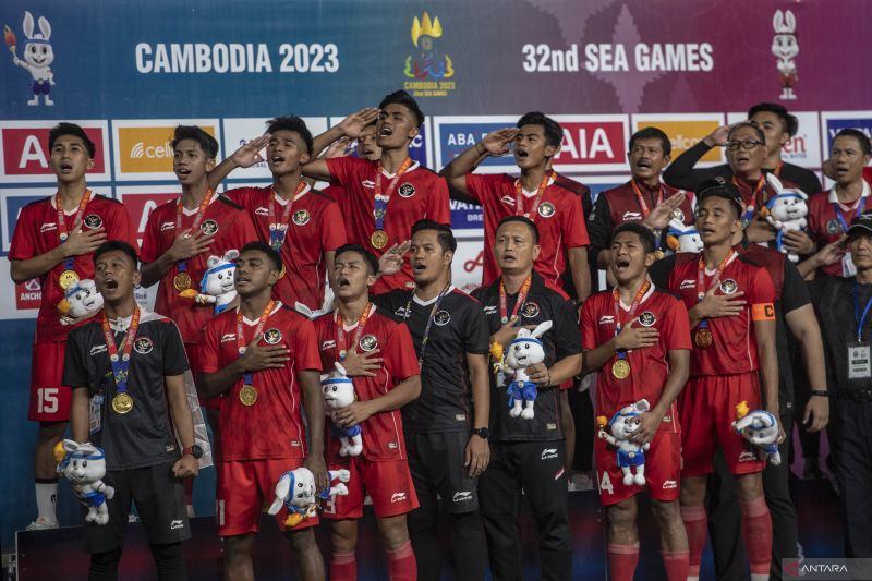 Pesepak bola Timnas Indonesia U-22 menyanyikan lagu Indonesia Raya usai meraih medali emas SEA Games 2023 di National Olympic Stadium, Phnom Penh, Kamboja, Selasa (16/5/2023).