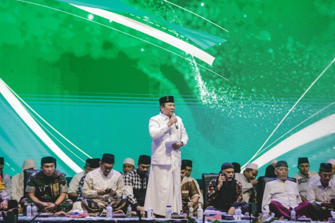 AJAK HAL POSITIF: Bupati Jember Hendy Siswanto ketika memberikan sambutan dalam salah satu agenda di Alun-Alun Jember, beberapa waktu lalu. Bupati berharap para santri juga ikut andil dalam pembangunan Jember ke depan.