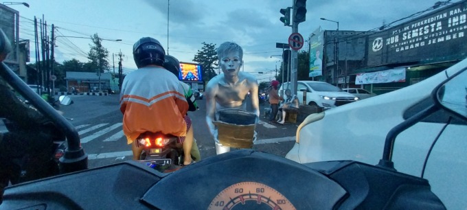 BAGAIMANA INI: Pengemis berkedok manusia silver usianya muda, pengangguran, dan mulai meresahkan.