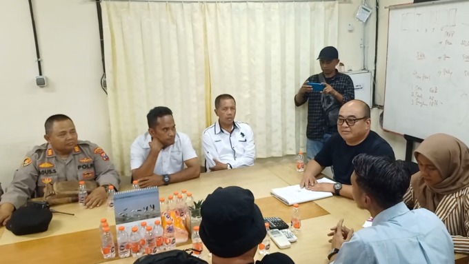 AUDIENSI: Para buruh PT Muroco sempat melakukan aksi di depan pabrik dan mengancam akan menyegel pabrik tripleks MAULANA/RADAR JEMBER jika tuntutannya tidak dipenuhi. Setelah musyawarah kedua pihak menyepakati beberapa hal penting.