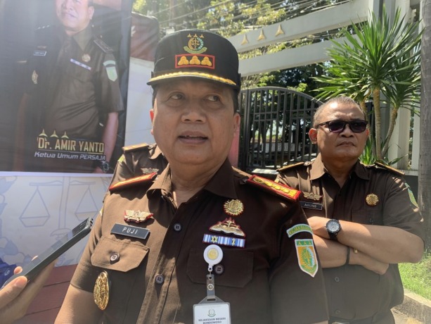 MENJELASKAN: Kepala Kejaksaan Negeri Bondowoso (Kajari) Puji Triasmoro ketika dikonfirmasi terkait perkembangan kasus pemberian dana hibah.