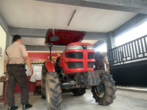 DISITA: Bentuk traktor bantuan alat dan mesin pertanian (alsintan) dari Kementerian Pertanian (Kementan) RI di Kejaksaan Negeri (Kejari) Bondowoso. Kemarin, Kejari kembali menetapkan satu tersangka lagi dalam dugaan kasus korupsi bantuan traktor ini.