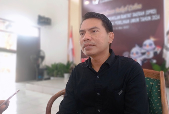 BAKAL DITINDAK: Anggota KPU Jember Ahmad Susanto memaparkan dugaan pemotongan honor pantarlih. Kasus tersebut sempat menjadi atensi KPU RI. (FOTO: Maulana/Radar Jember)