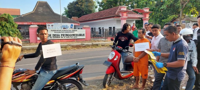 BANYAK ADEGAN: Rekontruksi pembunuhan yang dilakukan tersangka Toriman, 45, terhadap Sunarto, 40, di jalan raya depan Balai Desa Pringgowirawan dalam penjagaan cukup ketat.