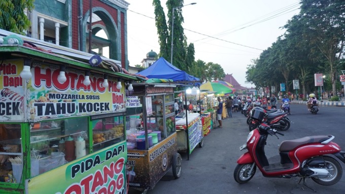 RELOKASI SEMENTARA: Para pedagang berjualan di pinggir jalan RA Kartini karena Alun-alun Jember segera ditutup hingga dua bulan ke depan