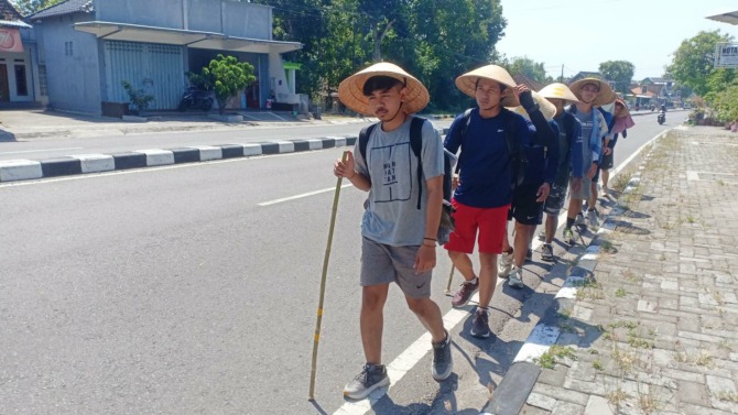 Sembilan pemuda jalan kaki dari Kediri ke Jogja di Jalan Magetan -Madiun, perjalanan mereka ke marin memasuki kawasan Sukomoro.