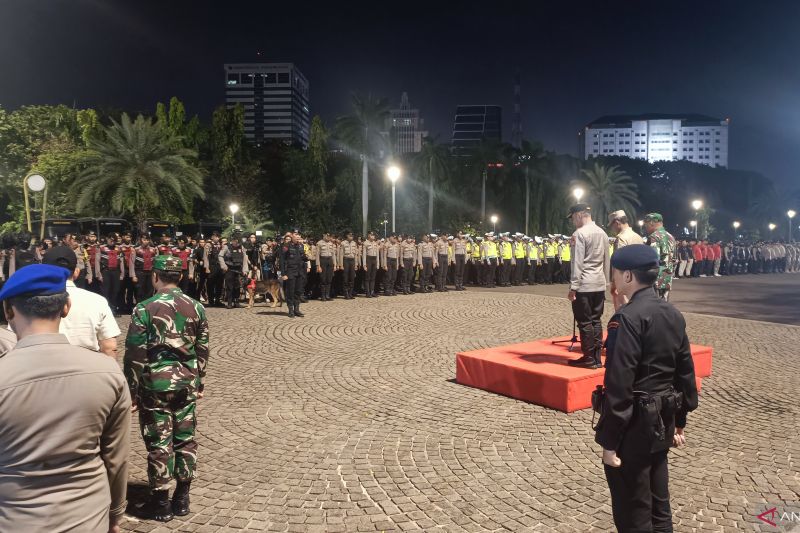 Pasukan gabungan dari unsur Polisi, TNI, dan Pemerintah Provinsi DKI Jakarta yang berjumlah 661 personel mengikuti apel patroli skala besar di Lapangan Monas, Jakarta Pusat, Sabtu (13/5/2023)