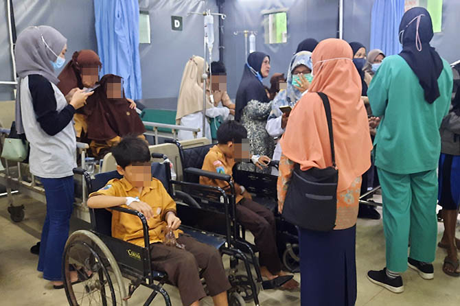 Tampak belasan siswa SD IT Tahfidz Bintangku saat dirawat di IGD RSUD dr Mohamad Saleh, Jumat (12/5). Kini mereka sudah pulih semua.