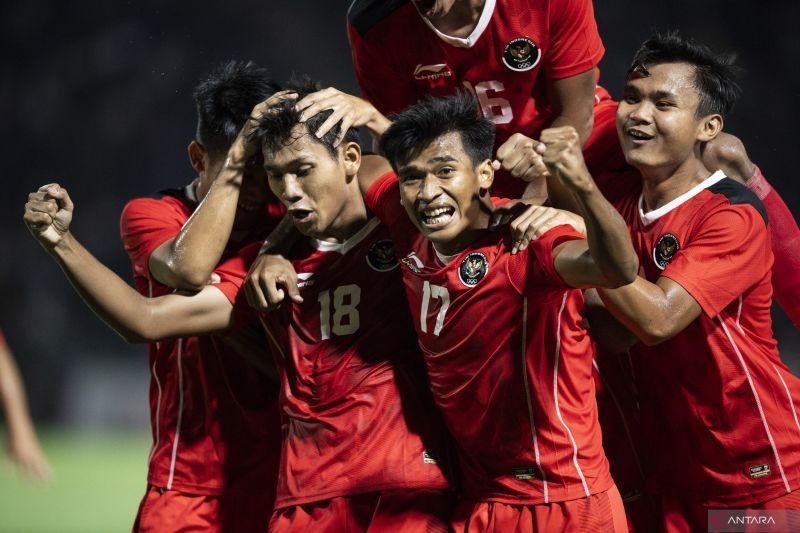 Pesepak bola Timnas Indonesia U-22 melakukan selebrasi usai mencetak gol ke gawang Timnas Kamboja saat pertandingan Grup A Sepak Bola SEA Games 2023 di National Olympic Stadium, Phnom Penh, Kamboja, Rabu (10/5/2023).