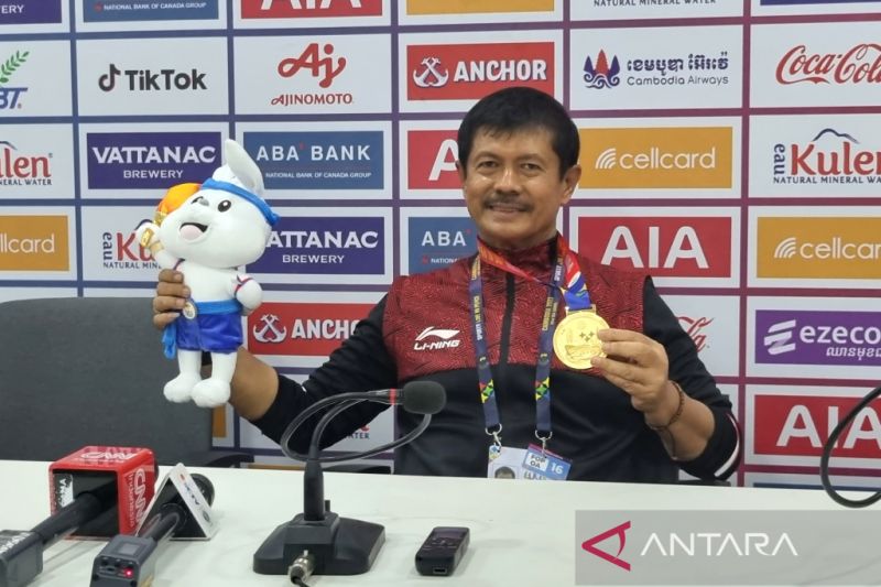 Pelatih Timnas U-22 Indonesia Indra Sjafri menunjukkan medali dan maskot SEA Games 2023 di Olympic Stadium, Phnom Penh, Kamboja, Selasa (16/5/2023).
