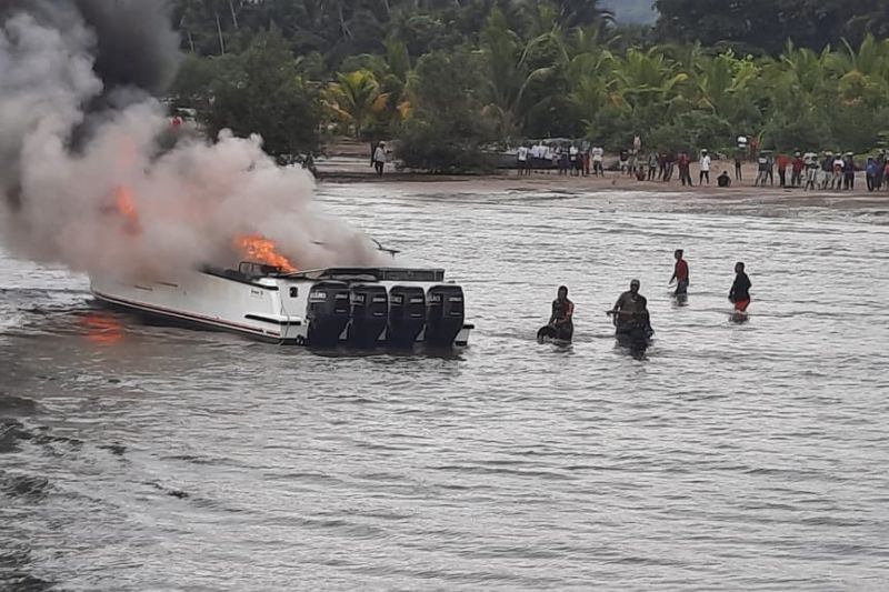 Perahu motor cepat (speed-boat) Endewini untuk kegiatan operasional Bupati Teluk Wondama, Papua Barat terbakar di dermaga Pelabuhan Kuri Pasai, Wasior, Selasa pagi.