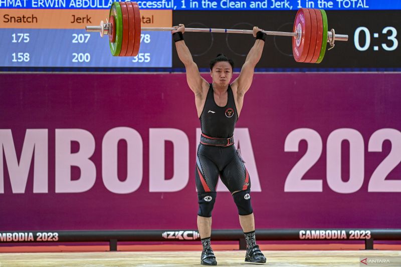 Lifter putra Indonesia Rahmat Erwin Abdullah melakukan angkatan clean and jerk pada kelas 81 kg putra SEA Games 2023 di Taekwondo Hall, Olympic Complex, Phnom Penh, Kamboja, Senin (15/5/2023). ANTARA FOTO/Muhammad Adimaja/tom.