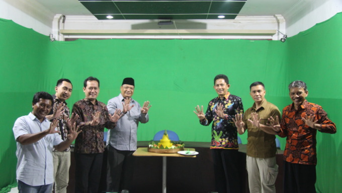 GLOW UP: Rangkaian peringatan Hari Ulang Tahun (HUT) ke-9 Jawa Pos Radar Semeru di kantor Jalan Brigjen Slamet Riyadi nomor 81, Tompokersan, Lumajang. Meski sederhana, peringatan ini sarat makna.