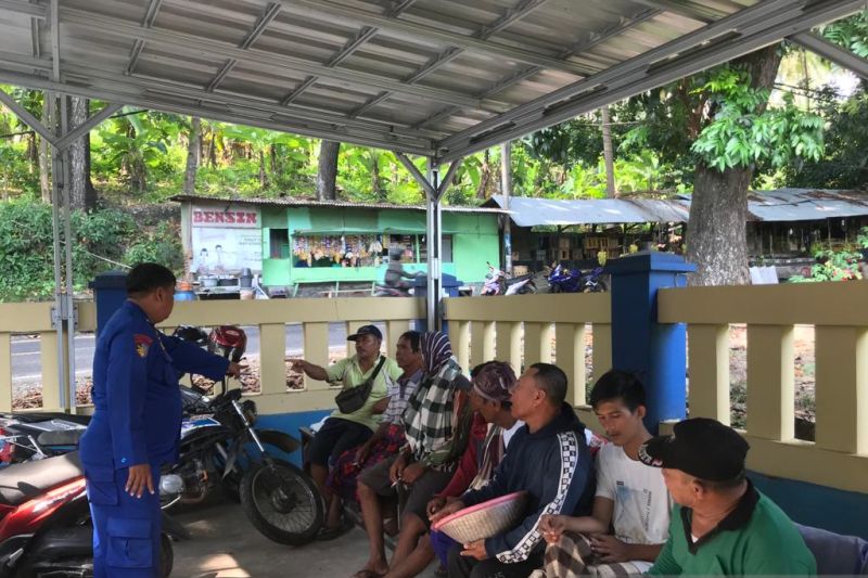Caption foto :  Personel Polrairud Polres Sukabumi saat meminta keterangan dari sejumlah ABK terkait kasus kecelakaan laut di mana seorang nelayan asal Kabupaten Sukabumi, Jabar hilang tenggelam di Laut Karangbokor, Tanjunglayar, Kabupaten Lebak, Banten p