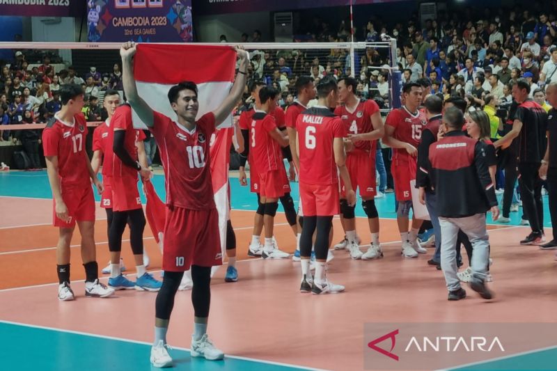 Pemain tim bola voli putra Indonesia Fahri Septian mengibarkan bendera Merah Putih usai membantu tim meraih emas SEA Games 2023 Kamboja di Olympic Indoor Stadium, Phnom Penh, Senin (9/5/2023).