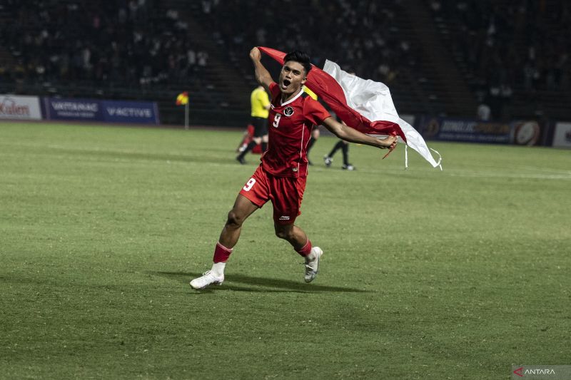 Pesepak bola Timnas Indonesia U-22 Muhammad Ramadhan Sananta berselebrasi merebut medali emas sepak bola SEA Games 2023 di National Olympic Stadium, Phnom Penh, Kamboja, Selasa (16/5/2023). ANTARA FOTO/Muhammad Adimaja/rwa.