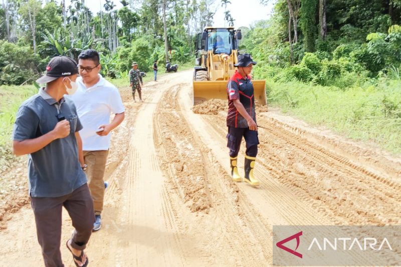 Caption foto :  Petugas gabungan membersihkan endapan lumpur di ruas jalan Desa Lubuk Sidup, Kecamatan Sekerak, Aceh Tamiang, Sabtu (20/4/2023).