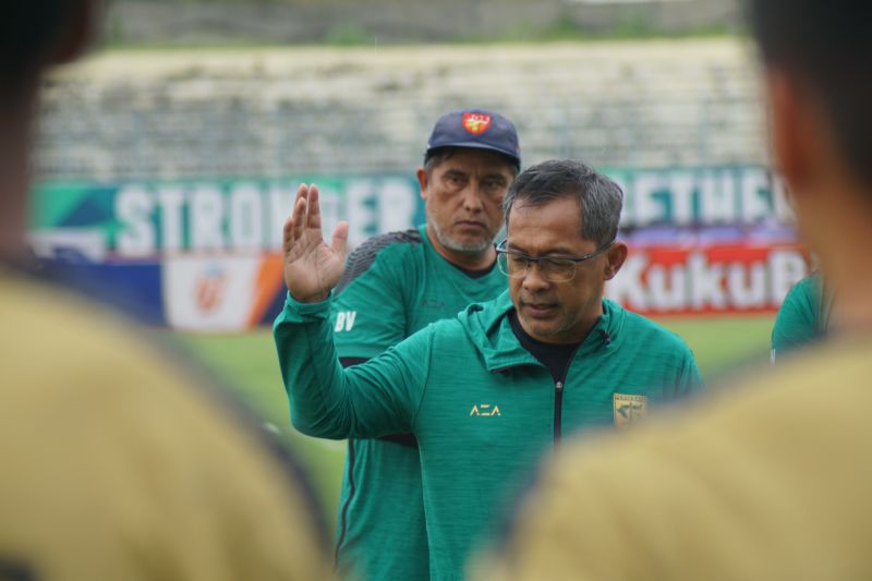 Foto Arsip - Pelatih Persebaya Aji Santoso memberi arahan pemainnya sebelum melaksanakan latihan di Stadion Gelora Joko Samudro, Gresik, beberapa waktu lalu.