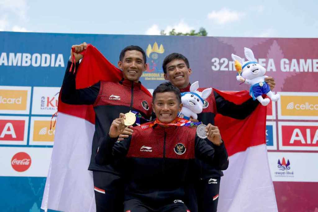 SAPU BERSIH: Ketiga atlet balap sepeda MTB XCO asal Lumajang menyapu bersih medali di Sea Games ke-32 Tahun 2023 di Kamboja, Sabtu (6/5). Ketiganya yakni Feri Yudoyono (kanan atas), Zaenal Fanani dan Ihza Muhammad (bawah). (FOTO: Zaenal Fanani untuk Radar