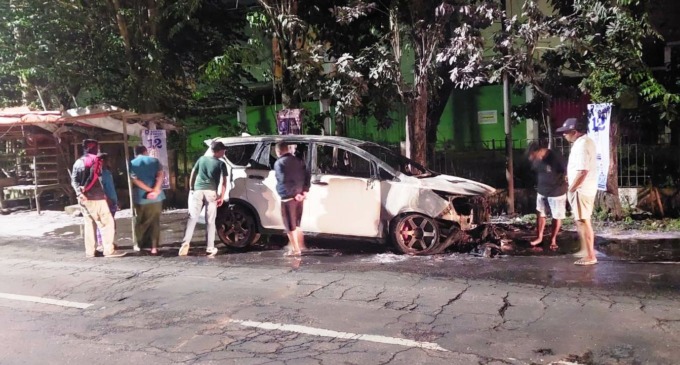 GOSONG: Kondisi mobil yang terbakar di Jalan Otto Iskandardinata, Kelurahan Mangli, Kecamatan Kaliwates, Jember, Selasa (2/5) malam.