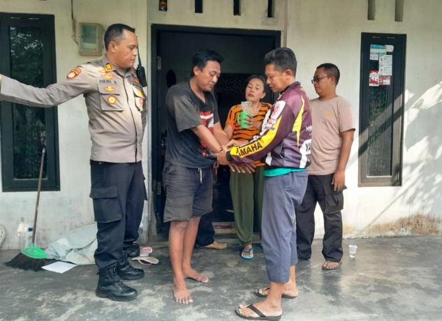 TAK MELAWAN: Kapolsek Patrang AKP Heri Supadmo memimpin langsung penangkapan tersangka penganiaya dua tetangganya di Lingkungan/Kelurahan Gebang, Selasa (2/5) siang, kemarin. (FOTO: Polsek Patrang untuk Radar Jember)