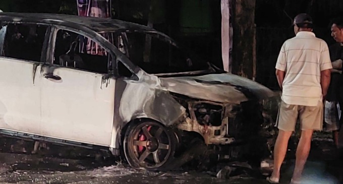 GOSONG: Kondisi mobil Kijang Innova Venturer yang terbakar di Jalan Otista Lingkungan Karang Mluwo, Kelurahan Mangli, Kecamatan Kaliwates, Jember, Selasa (2/5) malam. (FOTO: Jumai/Radar Jember)