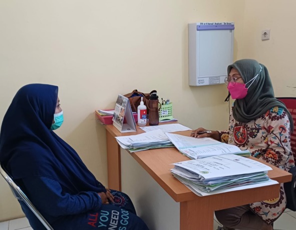 MENYIMAK: Salah satu ibu dari pasien sedang konsultasi dengan dr Adkhiatul Muslihatin SpA Mked Klin, dokter spesialis anak RSUD dr H Koesnadi Bondowoso.