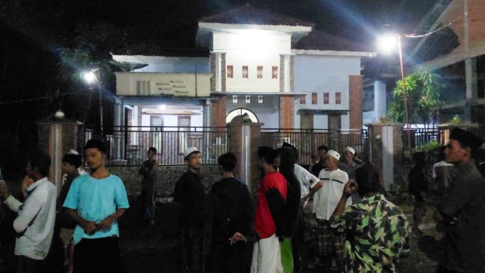 GERAK BERSAMA: Warga bersama tokoh agama mendatangi sebuah rumah di Dusun Krajan, Desa/Kecamatan Jenggawah, Jember, Kamis (4/5) malam. Rumah sewa ini diduga sebagai tempat transaksi okerbaya. (FOTO: Jumai/Radar Jember)