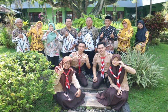 SISWA BERPRESTASI: Empat siswa SMAN Tenggarang Bondowoso yang lolos ke OSN Jatim, foto bersama dengan dewan guru. Kini, mereka terus digembleng untuk mengasah ilmu dan pengetahuan sesuai bidang lombanya.