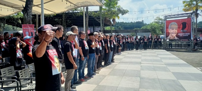 SATU KOMANDO: Para simpatisan dan relawan Ganjar Pranowo saat berkumpul melakukan deklarasi di Kota Cinema Mall (KCM) Kaliwates, Jember, Sabtu (6/5) siang. (FOTO: Maulana/Radar Jember)