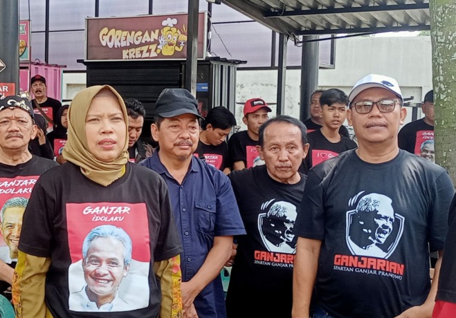 TAK MAU KETINGGALAN: Kusen Andalas (dua dari kiri) yang hadir di sela-sela penggalangan dukungan dan deklarasi para simpatisan dan relawan Ganjar Pranowo di Kota Cinema Mall (KCM) Kaliwates, Jember, Sabtu (6/5) siang. (FOTO: Maulana/Radar Jember)
