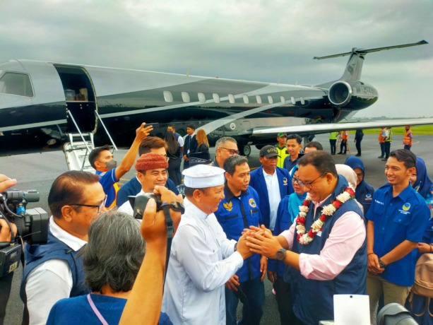 SELAMAT DATANG: Anies Baswedan saat tiba di Bandara Notohadinegoro Jember, Sabtu (6/5) sore sekitar pukul 16.15. (Maulana/Radar Jember)