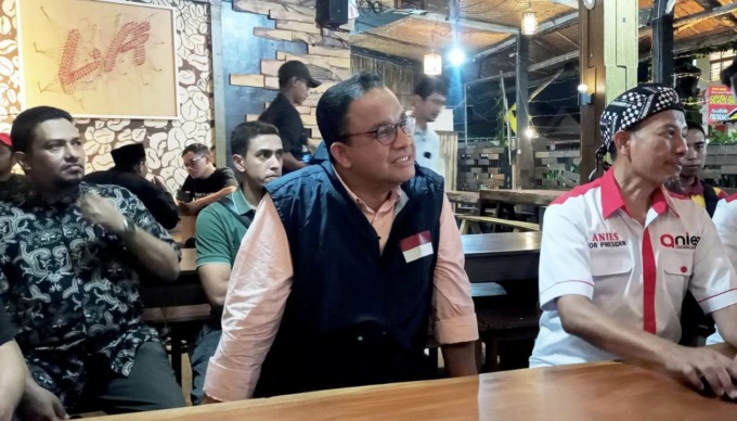 HANGAT: Anies Baswedan saat bertemu sejumlah relawan dan simpatisan di sebuah kafe di Jalan Danau Toba Kelurahan Tegalgede, Kecamatan Sumbersari, Jember, Sabtu (6/5) malam. (FOTO: Maulana/Radar Jember)