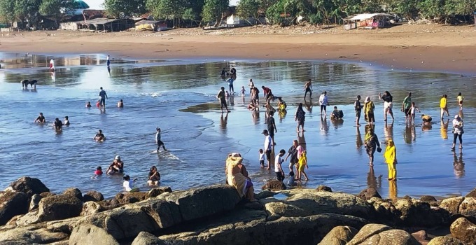 NGEYEL: Meski Pantai Payangan sudah memakan korban jiwa, tapi para pengunjung tetap saja nekat mandi di pantai, Minggu (7/5). (Jumai/Radar Jember)