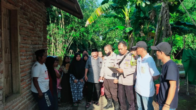 OLAH TKP: Polisi mendatangi rumah korban di Dusun Patemon, Desa Mangaran, Kecamatan Ajung, Jember, Minggu (7/5) siang. (Polsek Ajung untuk Radar Jember)