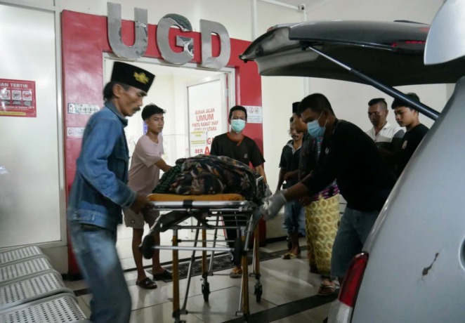 TEWAS: Korban meninggal dalam kecelakaan truk tebu terguling di tikungan Desa Lempeni, Kecamatan Tempeh, Lumajang, Minggu (7/5) malam. Total dua orang tewas dan lima lainnya luka-luka. (Muhammad Sidkin Ali/Rame)