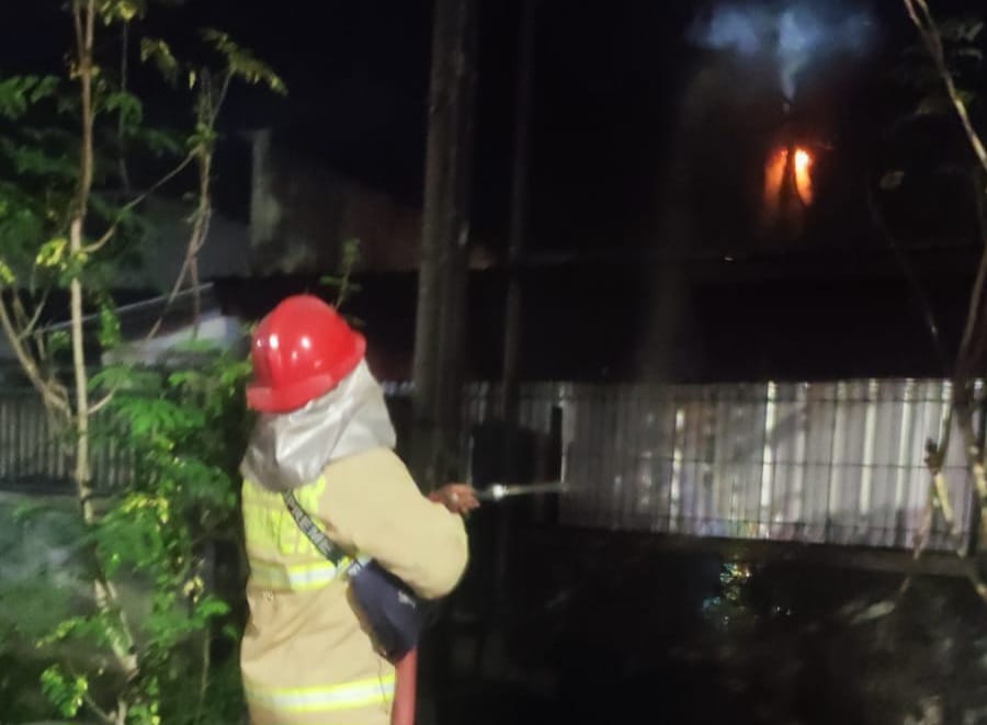 SUDAH PADAM: Sebuah kantor dan gudang air mineral kemasan di Desa Rowotamtu, Kecamatan Rambipuji, Jember, terbakar. Api berasal dari trafo PLN. (Polsek Rambipuji untuk Radar Jember)