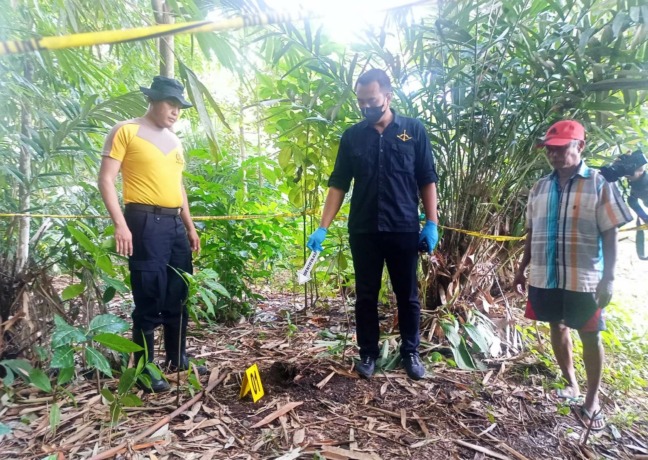OLAH TKP: Polisi mendatangi lokasi penemuan jasad bayi di areal kebun bambu Jalan Rasamala II, Lingkungan Krajan, Kelurahan Baratan, Kecamatan Patrang, Jember, Rabu (10/5).