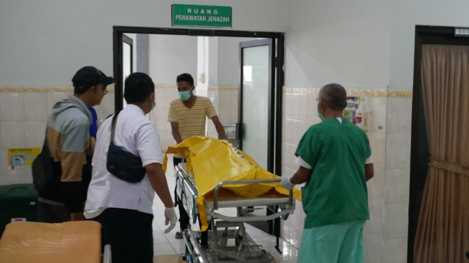 WNA MENINGGAL: Petugas dikawal Polres Lumajang saat membawa jenazah WNA Malaysia yang meninggal dunia terpeleset di lokasi wisata Air Terjun Tumpak Sewu, Pronojiwo ke RSUD dr Haryoto, Lumajang, Rabu (10/5). (Muhammad Sidkin Ali/Rame)